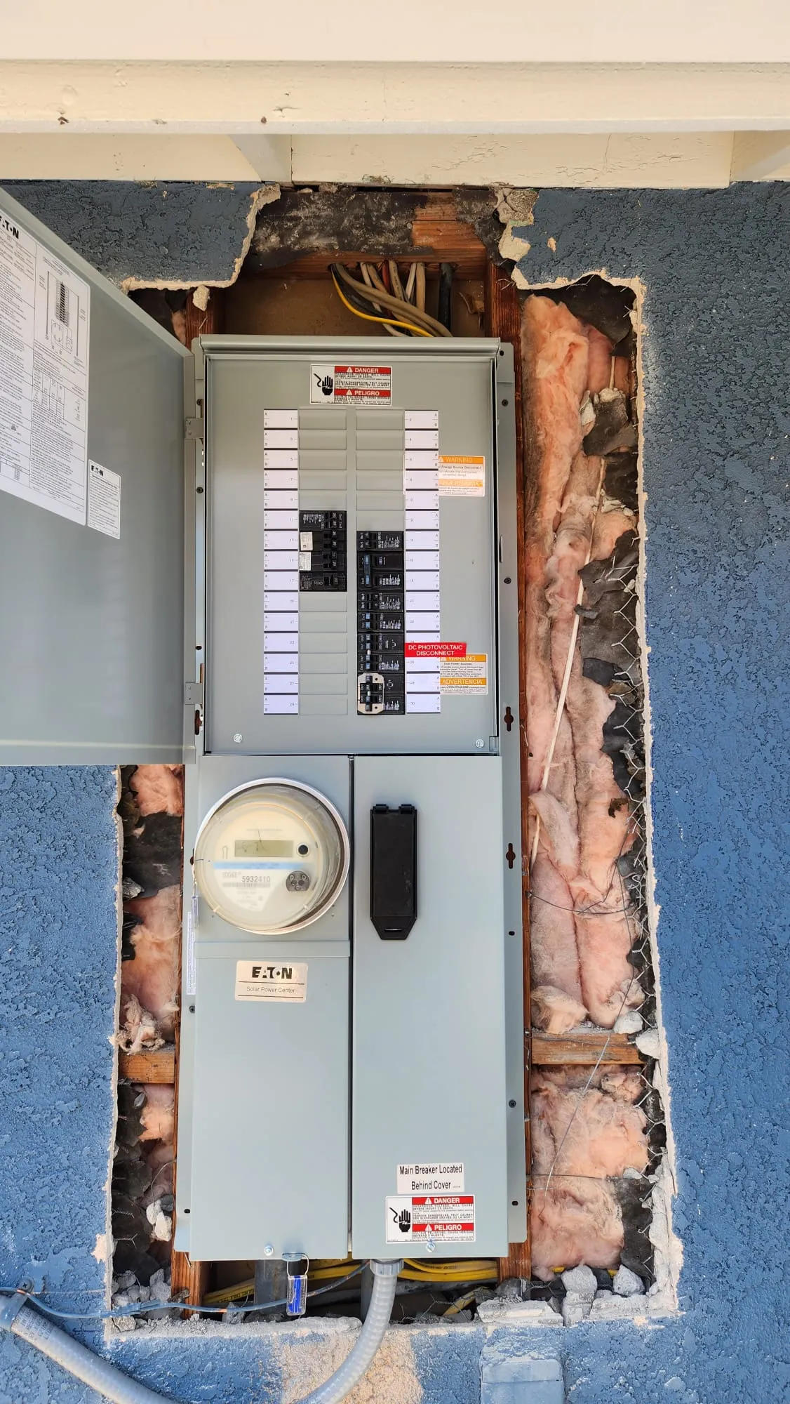 Servicio principal Eaton de 200 amperios con medidor durante instalación. Martinez Electric Corp
